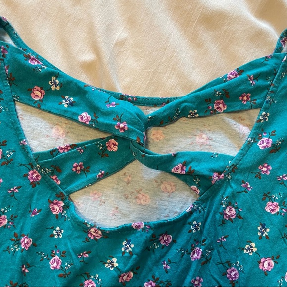 Forever 21 Teal Floral Boxy Crop Tee with Criss Cross Back Detail - Picture 4 of 5